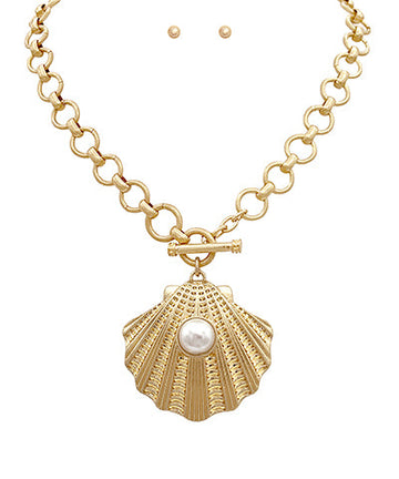 Gold Sea Shell and Pearl Pendant Necklace